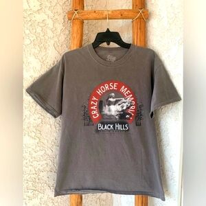 ACCENT MEN’S LARGE CRAZY HORSE MEMORIAL BLACK HILLS SOUTH DAKOTA T-SHIRT